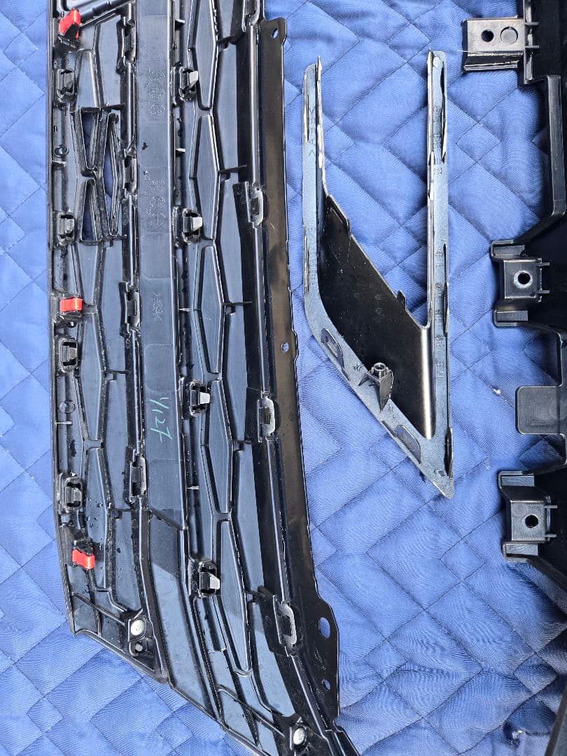 三菱 デリカ D5 後期モデル　純正グリル