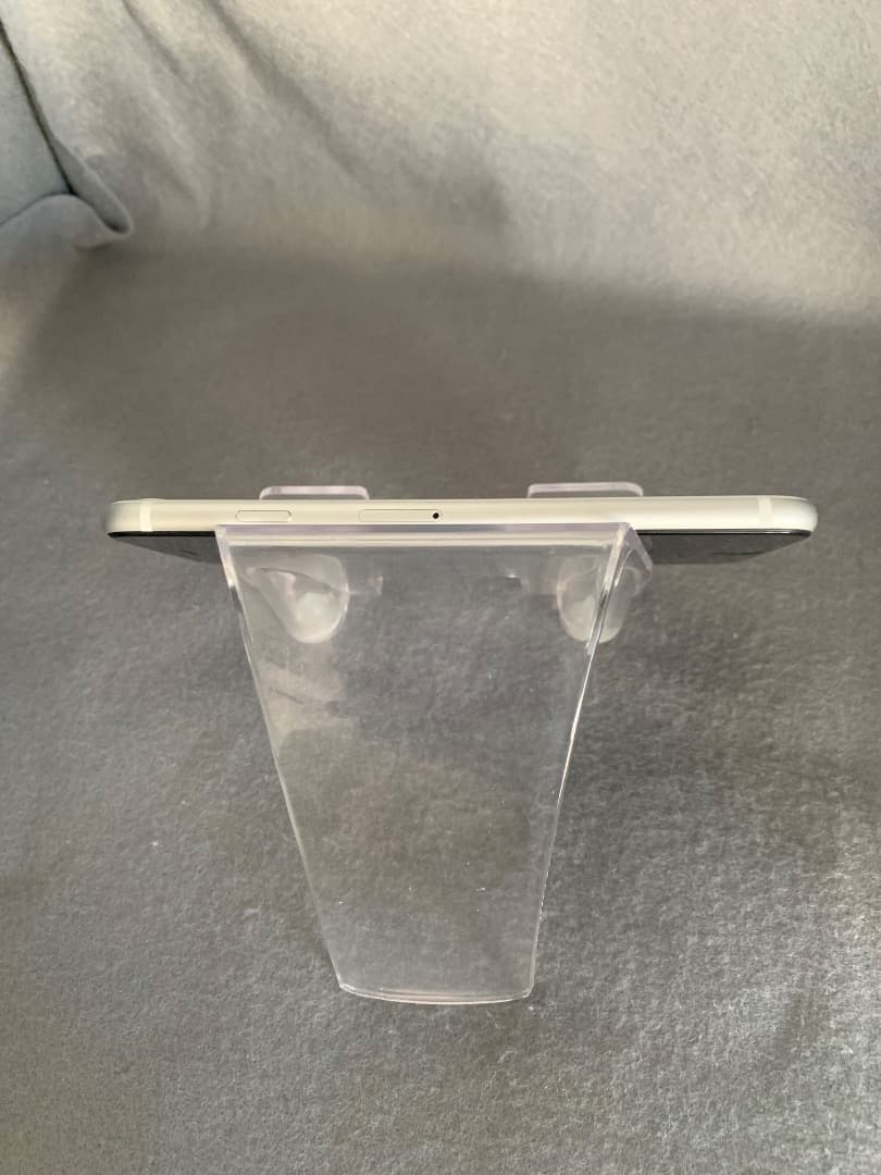 超美品　国内版　SIMフリー　iPhone SE 第二世代　128GB