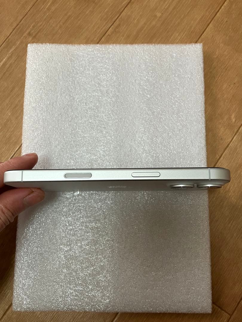 iPhone17 256GB ホワイト　充放電回数2回　Appleケア27年9月