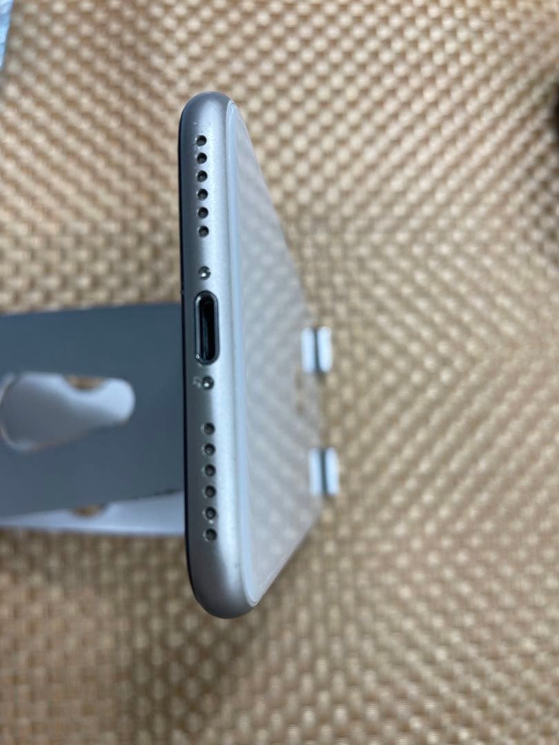 iPhone SE 第3世代 64 GB スターライトSIMフリー【1686】