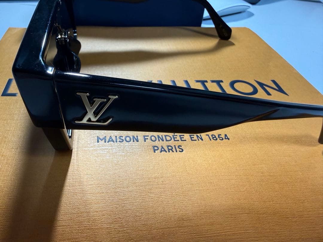 ルイヴィトン　サングラス　サイクロン Z1547E 黒　ゴールド　ストーン