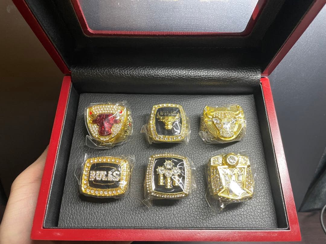 NBA シカゴブルズ　チャンピオン、メンズリングの木箱に記念アクセサリー