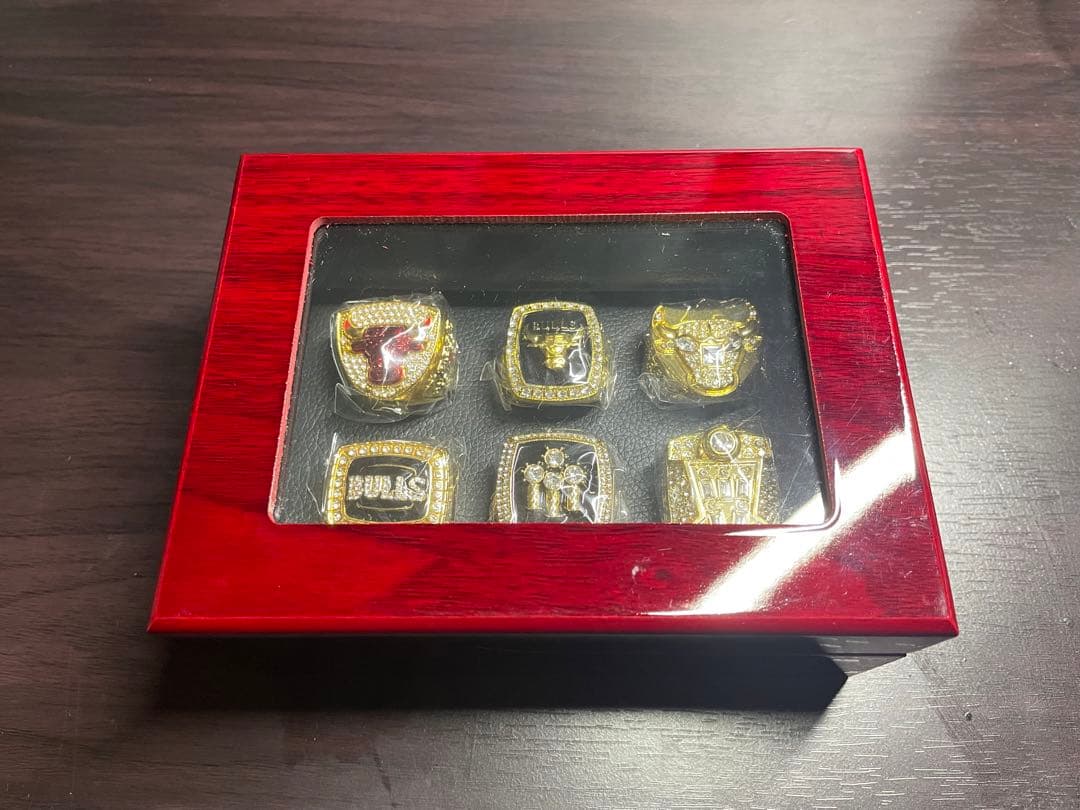 NBA シカゴブルズ　チャンピオン、メンズリングの木箱に記念アクセサリー