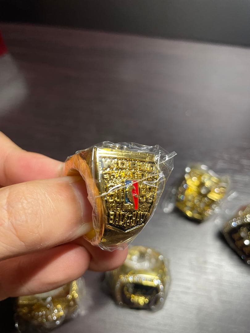 NBA シカゴブルズ　チャンピオン、メンズリングの木箱に記念アクセサリー