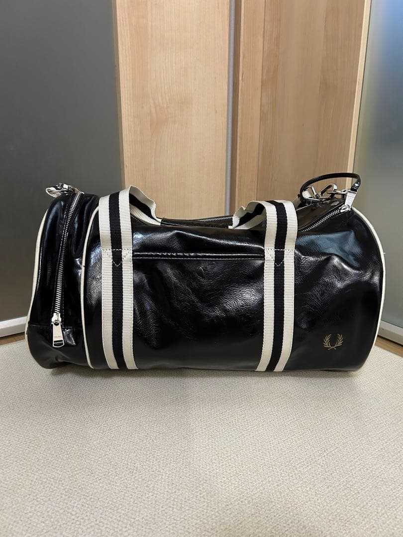 【完売・美品・FRED PERRY】フレッドペリー ドラムバッグ／ボストンバッグ