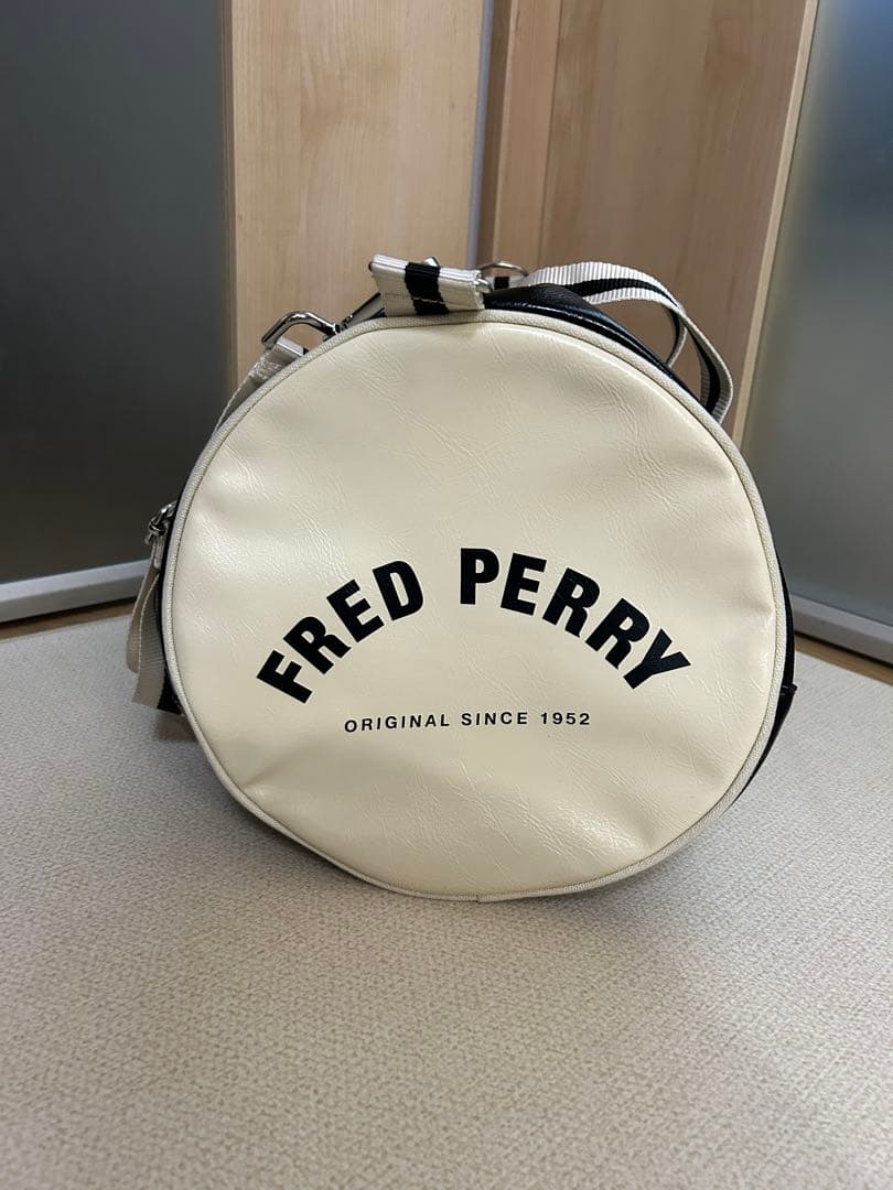 【完売・美品・FRED PERRY】フレッドペリー ドラムバッグ／ボストンバッグ