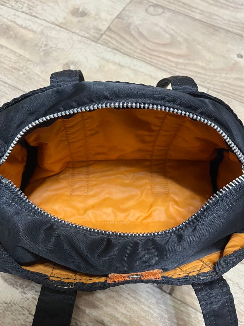 黒のドラムバッグ オレンジ内装