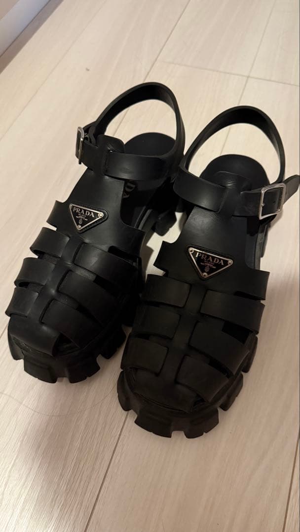 PRADA モノリス ラバーサンダル