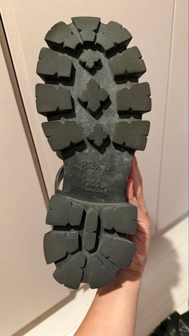 PRADA モノリス ラバーサンダル