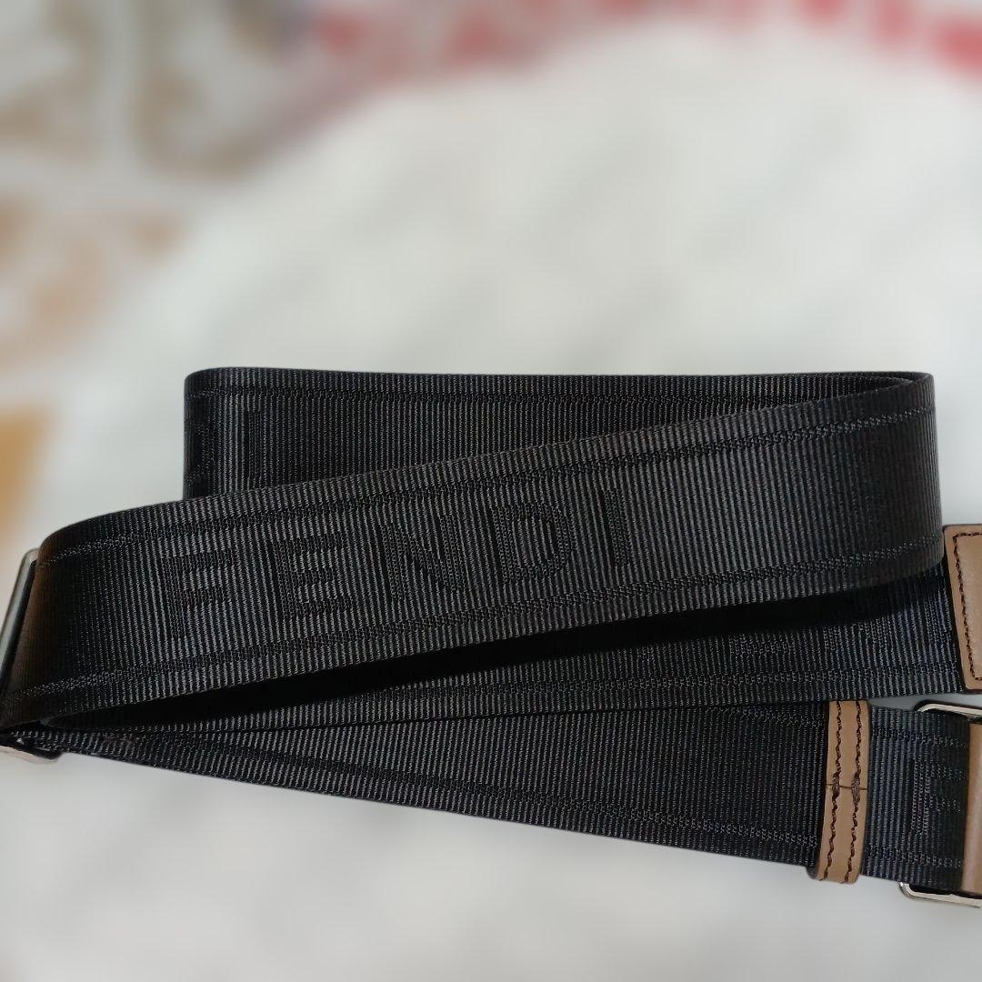 希少⭐新品未使用⭐Fendi ロゴ入り黒ナイロンストラップ