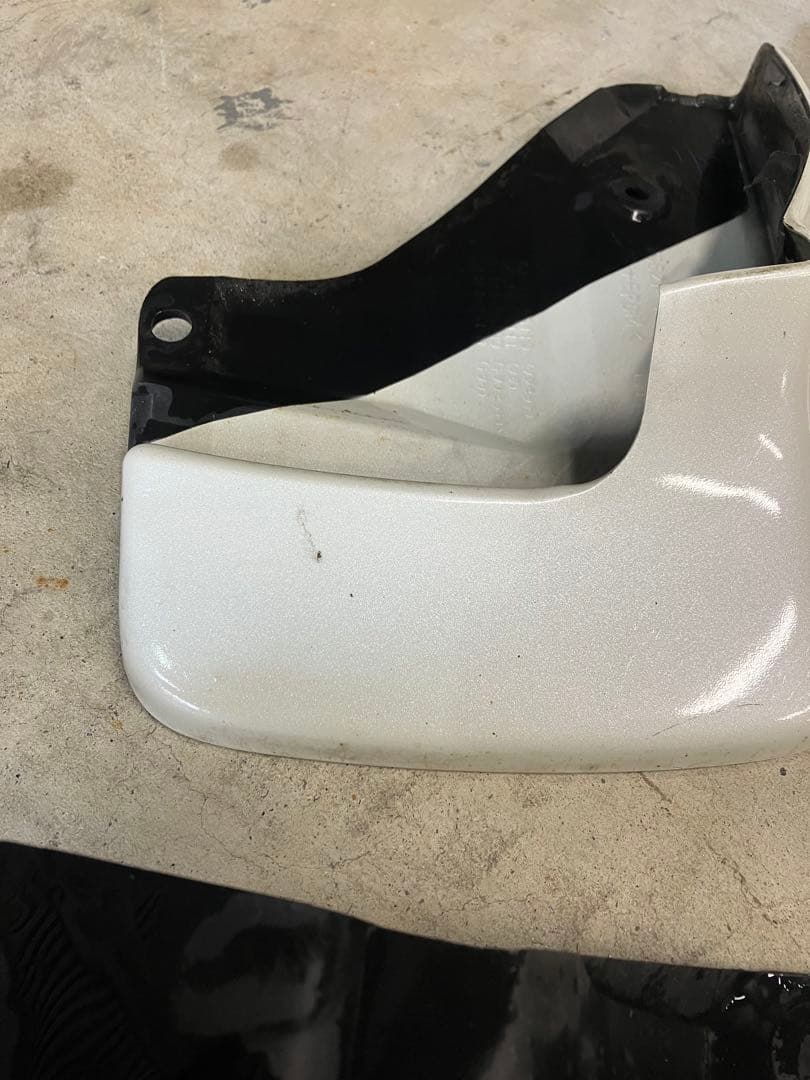 ハイエース 純正 マッドガード ホワイト