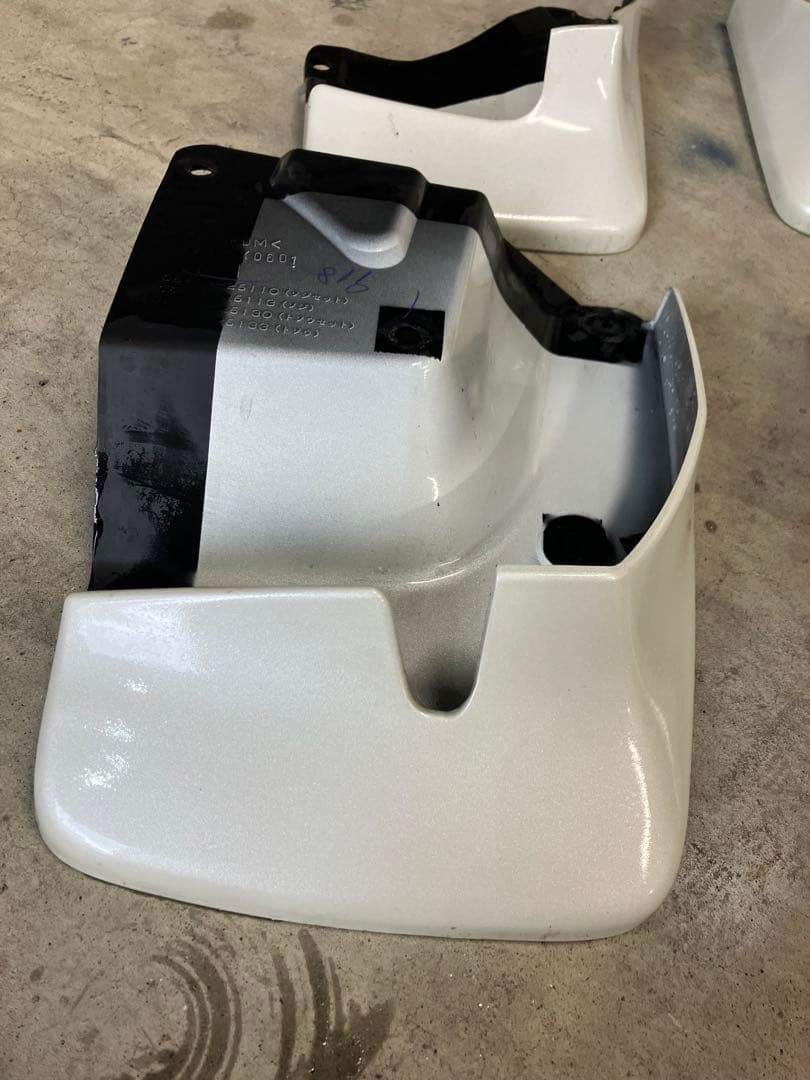 ハイエース 純正 マッドガード ホワイト