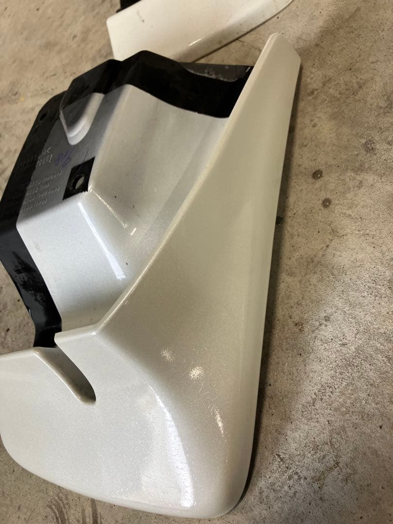 ハイエース 純正 マッドガード ホワイト