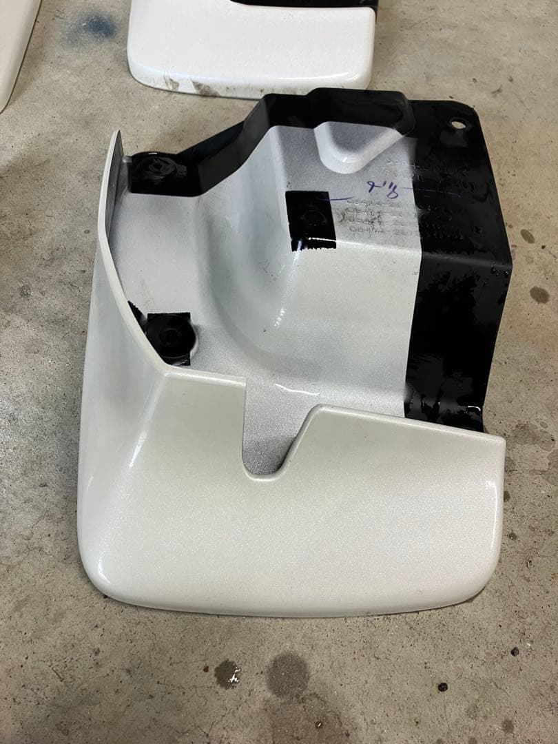 ハイエース 純正 マッドガード ホワイト