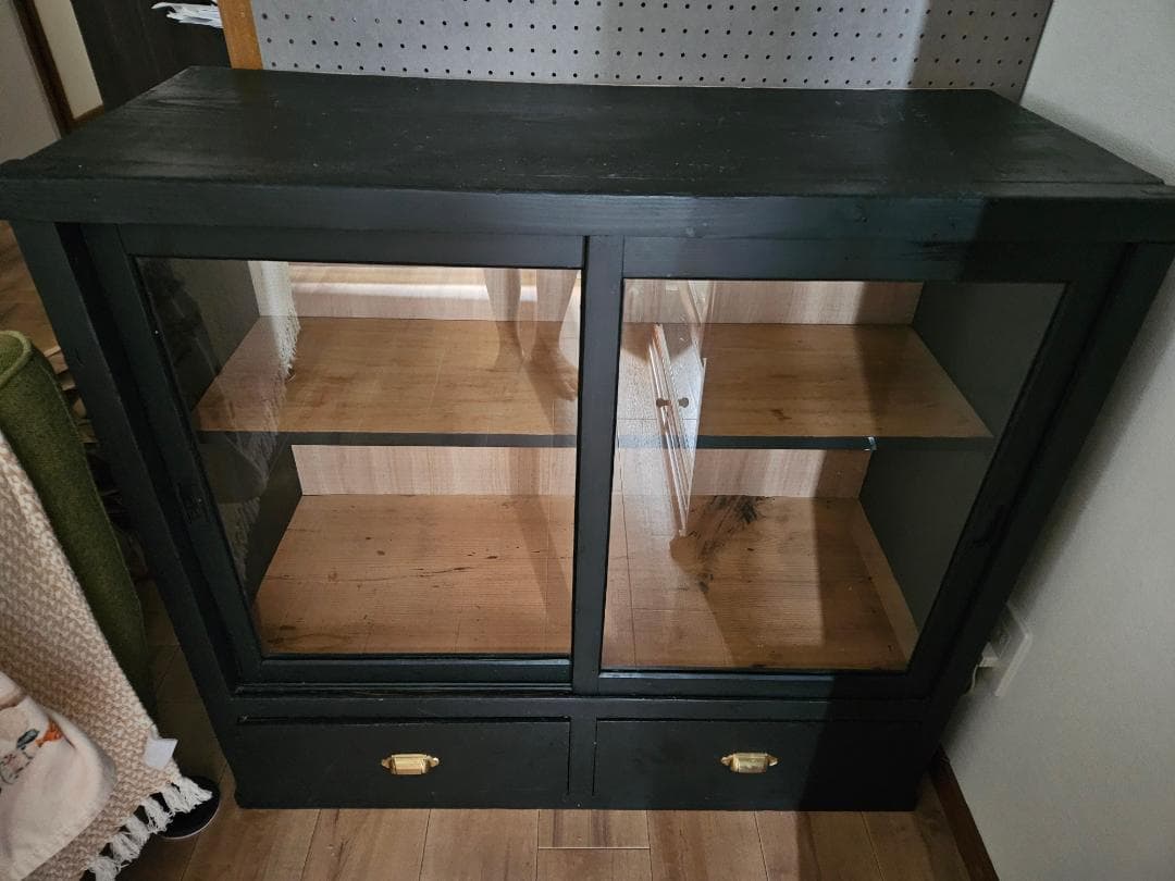 黒い木製キャビネット ガラス扉付き　アンティーク　収納棚　食器棚