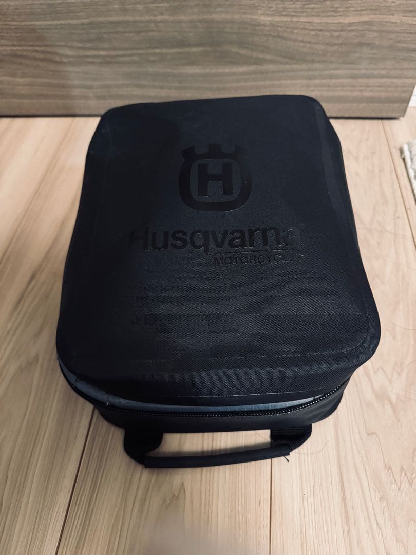 【定価3万4千】Husqvarna純正 バイクタンクバッグ ハスクバーナ