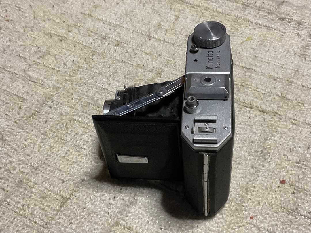 ミノルタ・蛇腹式カメラ、型式不明　年代不明？【蛇腹破れ無しだが、表面ヒビ有り】。