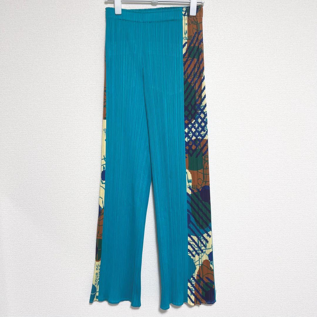 プリーツプリーズ サイドライン　パンツ　柄付き　裾フレア　ポケット　幾何学