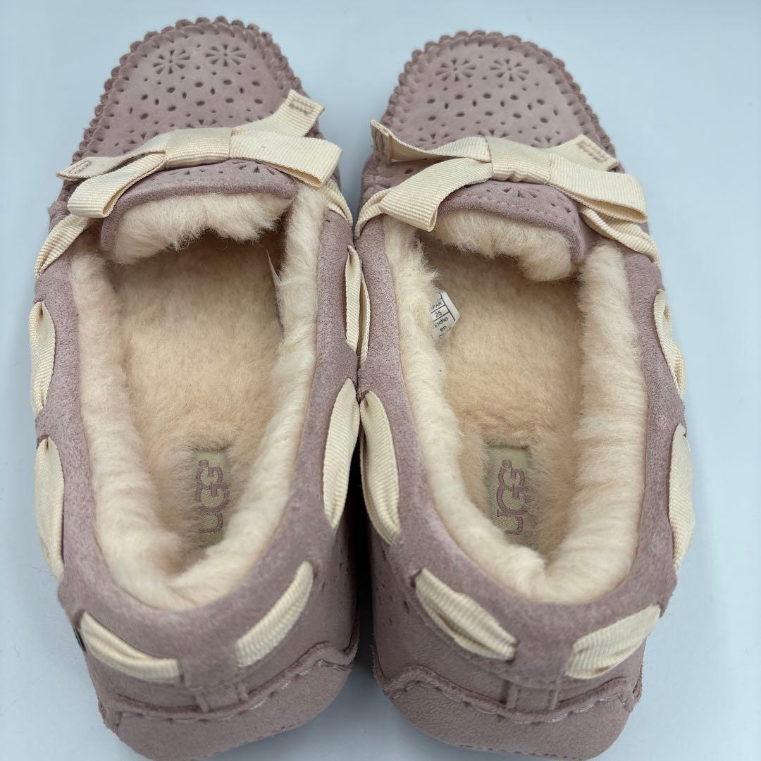 未使用✨UGG アグ　ピンク　スエード　リボン　モカシン パンチング　雪の結晶