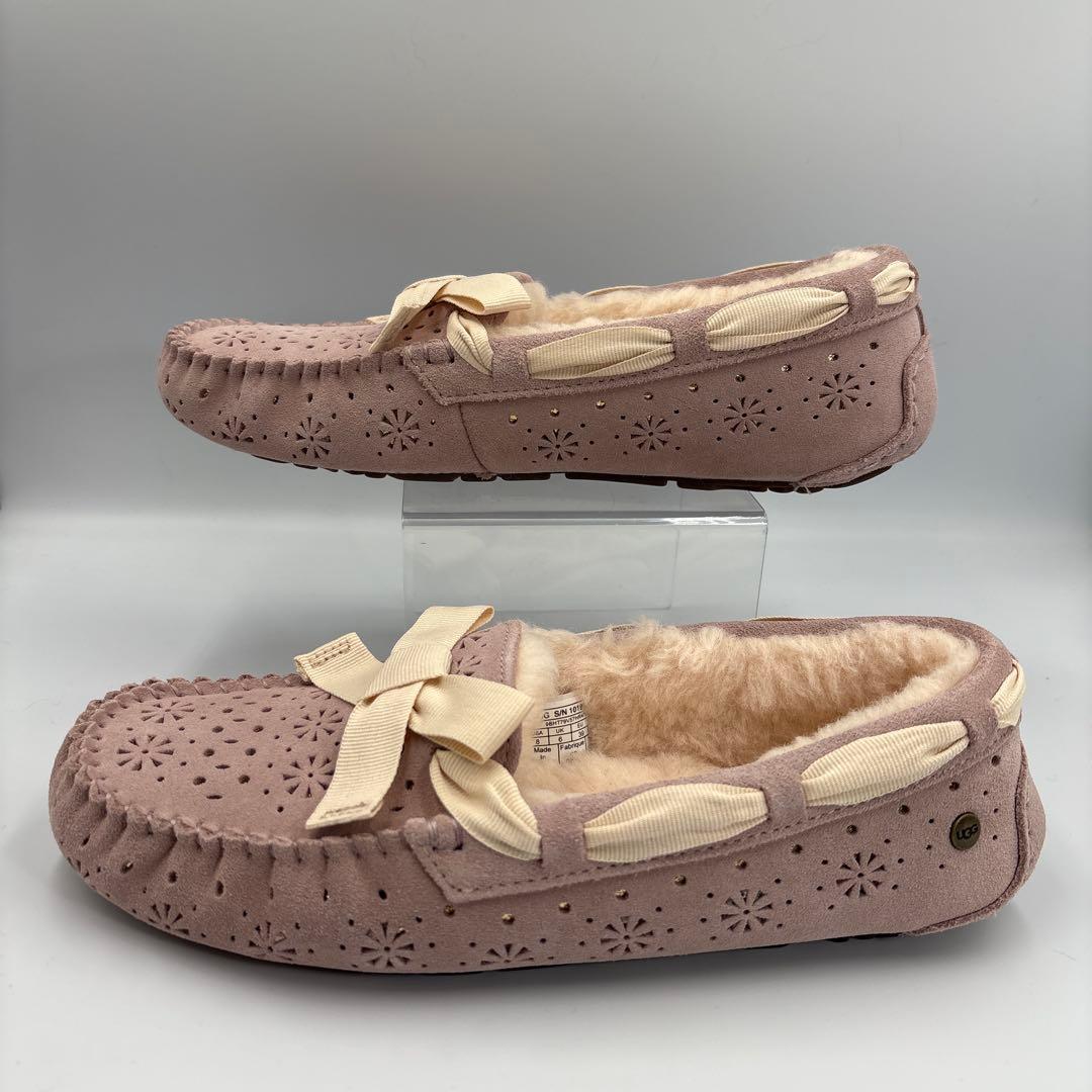 未使用✨UGG アグ　ピンク　スエード　リボン　モカシン パンチング　雪の結晶