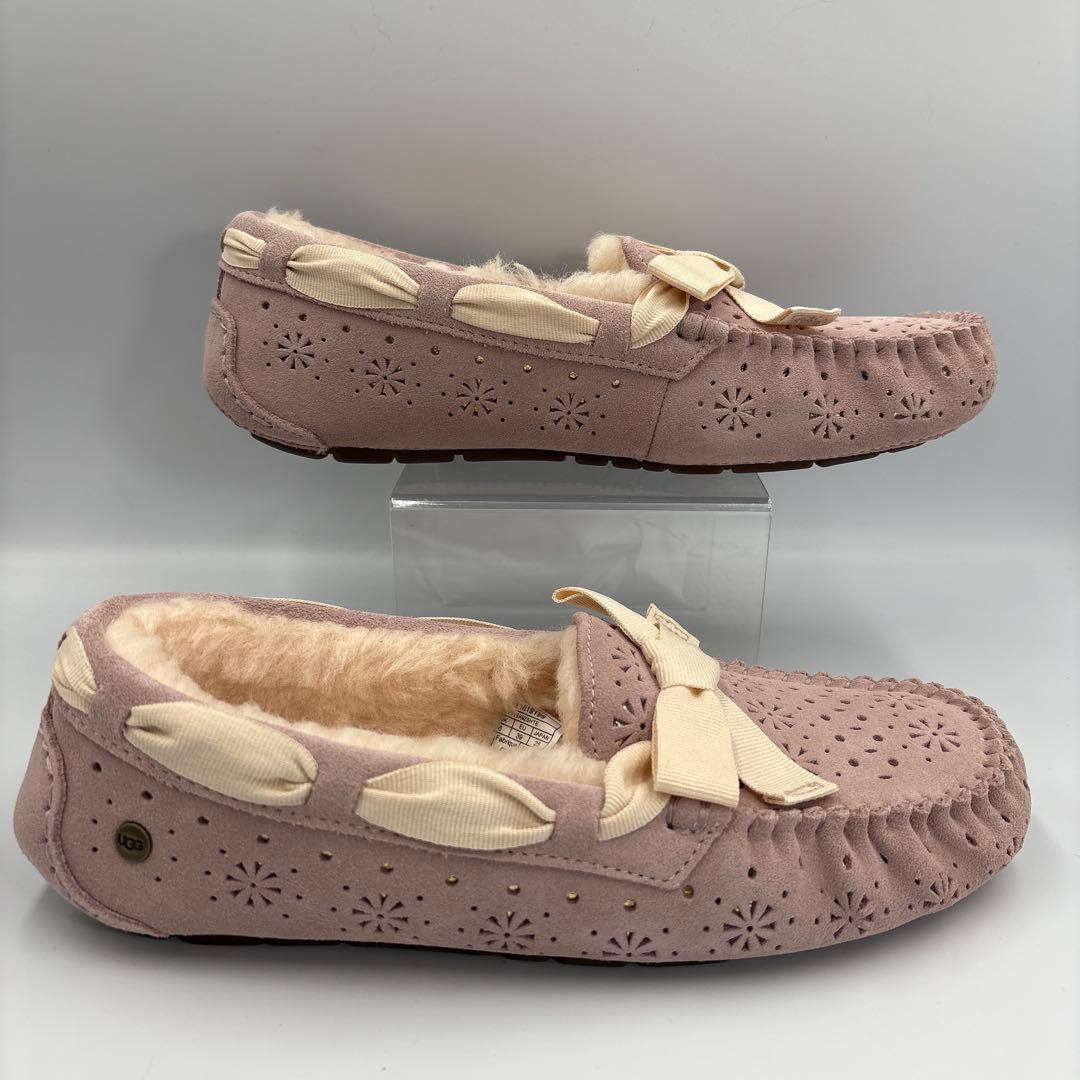 未使用✨UGG アグ　ピンク　スエード　リボン　モカシン パンチング　雪の結晶