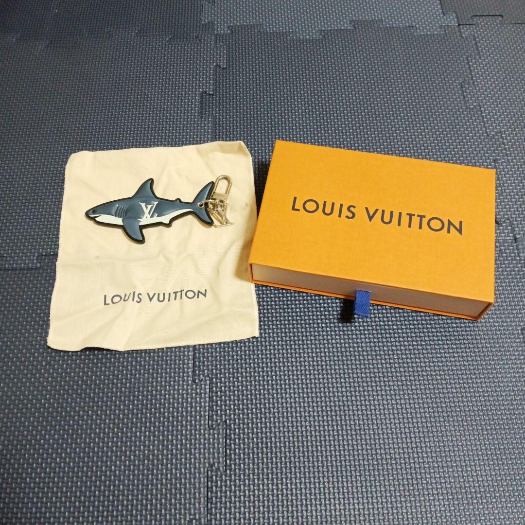 LOUIS VUITTON サメ型キーホルダー