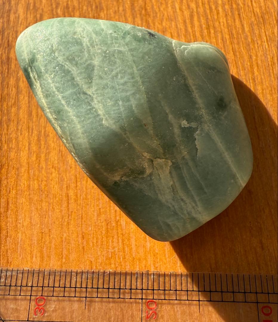新潟県糸魚川市市振海岸産青緑色ヒスイ輝石岩　海石