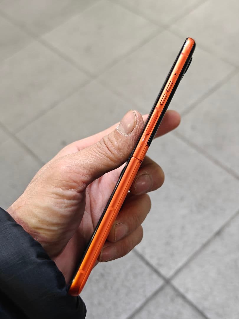 スマートフォン本体 Motorola Razr 50s 8/256gb