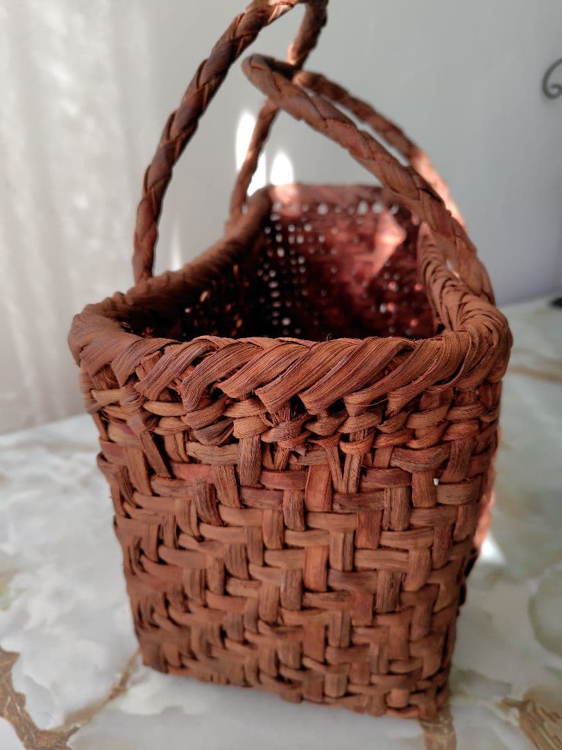 筒井幸彦さんの山葡萄カゴバッグ