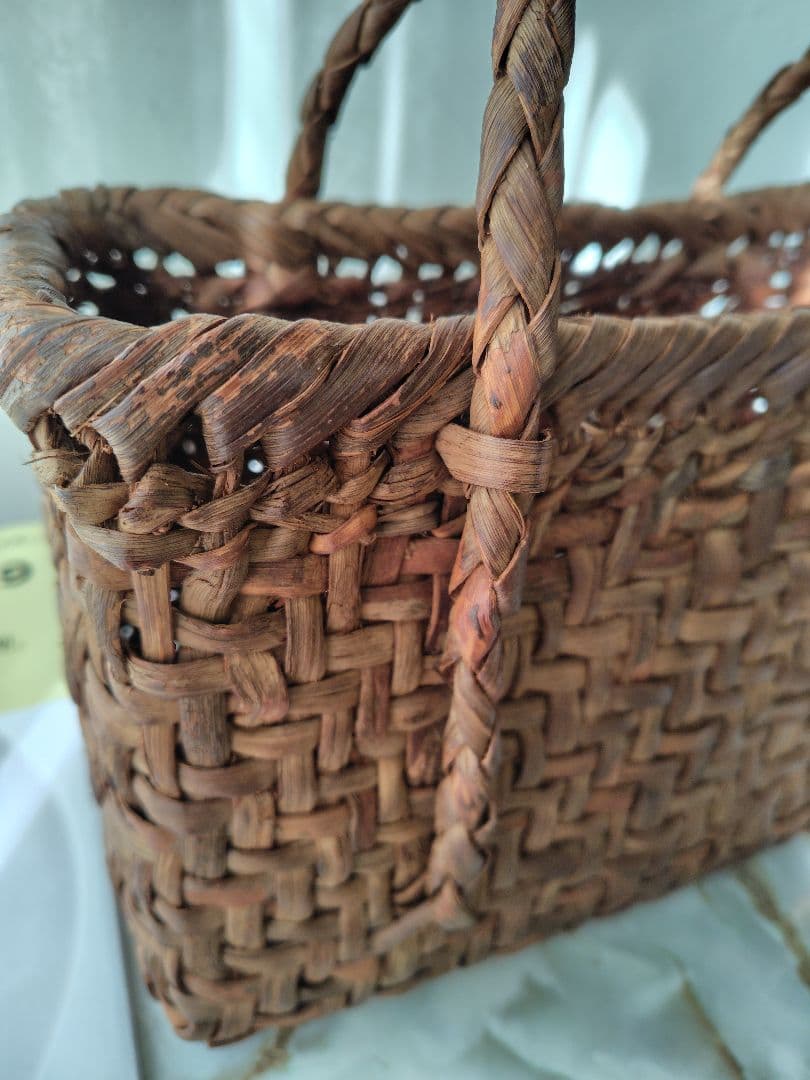 筒井幸彦さんの山葡萄カゴバッグ