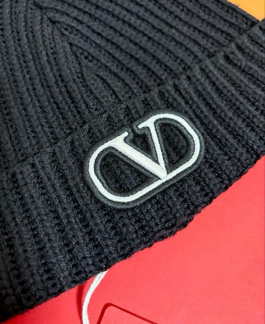 【新品】 VALENTINO ビーニー　ニット帽　黒　ブラック　ロゴ　刺繍