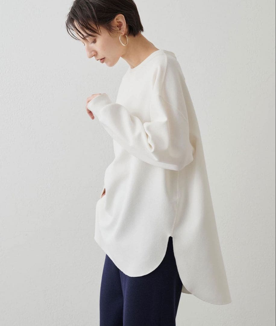 新品同様✴︎ウィムガゼット✴︎Vガゼットプルオーバー✴︎定番✴︎オフ白長袖¥16,500