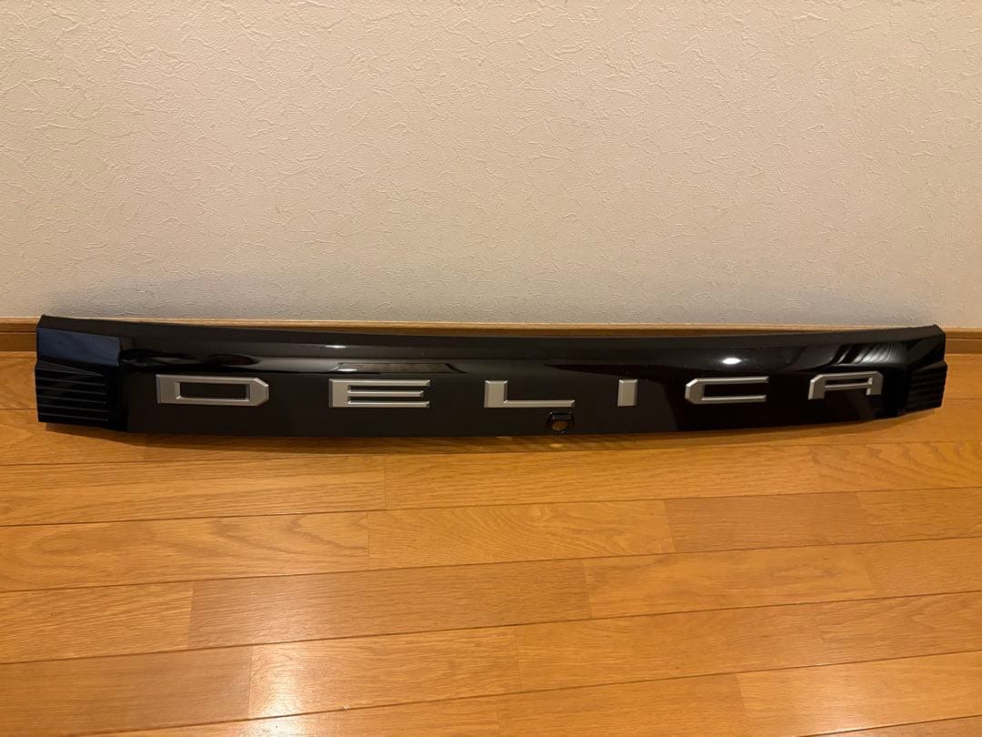 新型デリカD5 DELICA リアガーニッシュエンブレム 純正