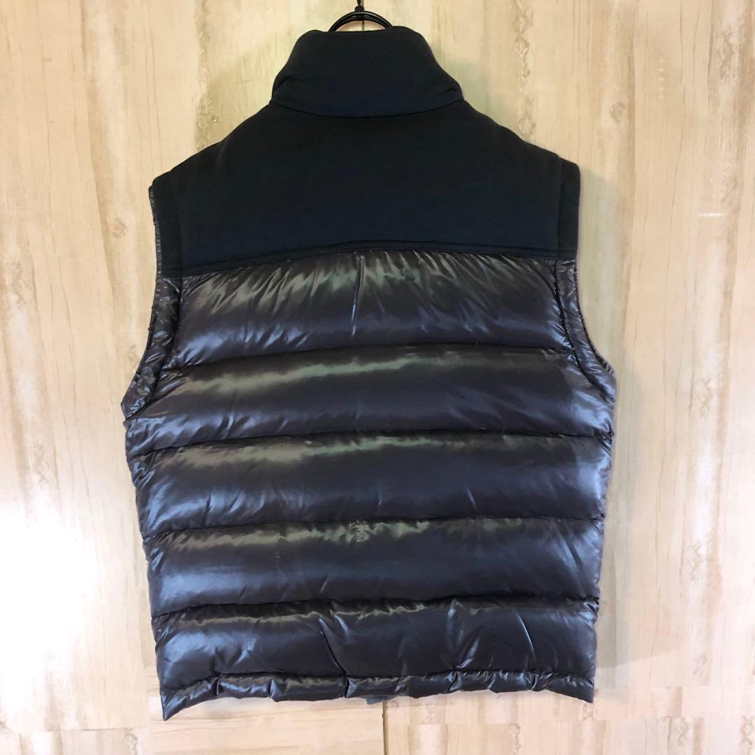 MONCLER モンクレール ダウンベスト パッチ刺繍ロゴ付き