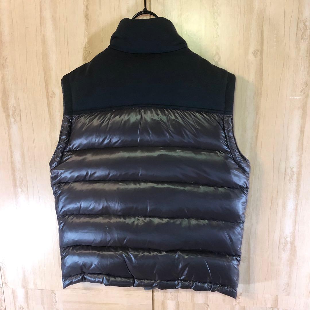 MONCLER モンクレール ダウンベスト パッチ刺繍ロゴ付き