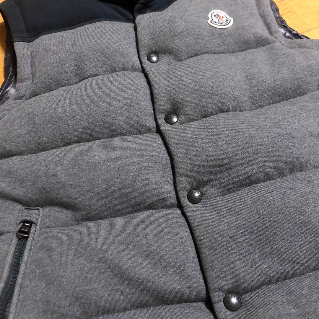 MONCLER モンクレール ダウンベスト パッチ刺繍ロゴ付き