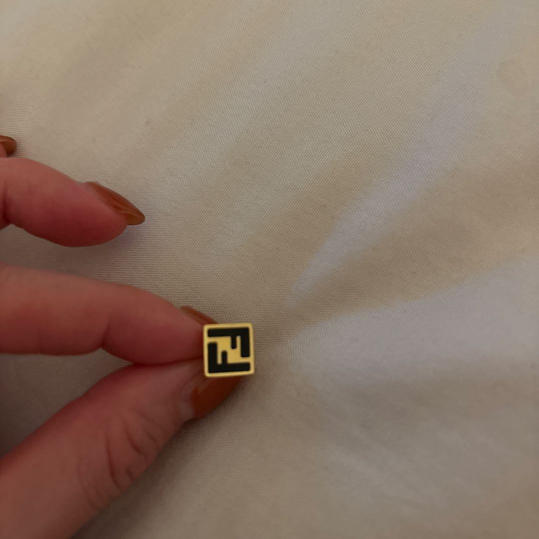 Fendi ゴールド ロゴ ピアス 片耳用