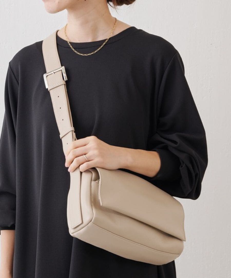 ビアズリー　レザーボディバッグ　ベージュ