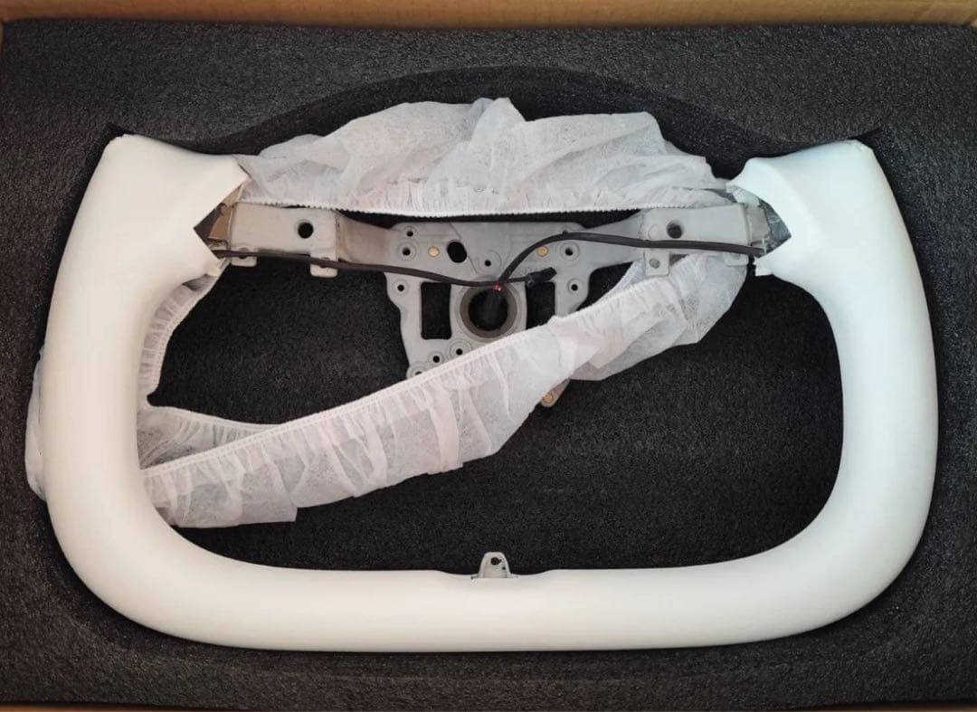 Tesla モデル3ヨークステアリング　ホワイト　ハンドルヒーター対応