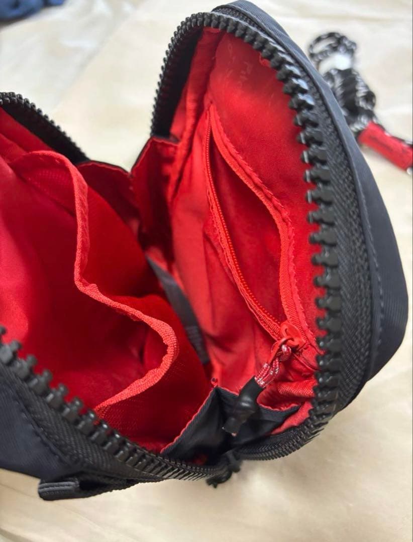 【タグ付き新品】topologie ブラック サコッシュ　8mmストラップ付