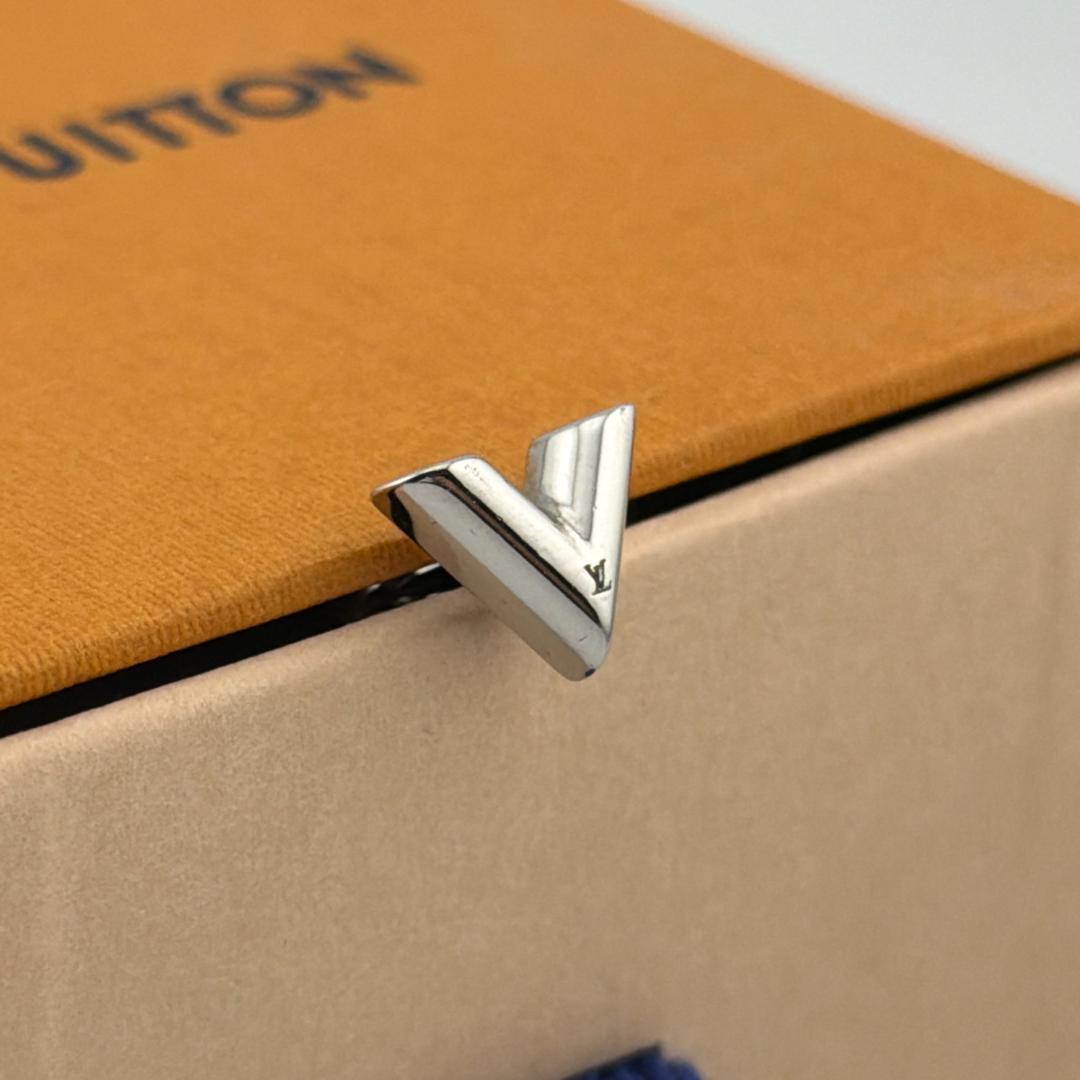 さなみつルイヴィトン エセンシャルV シルバー 片耳 ピアス スタッズ