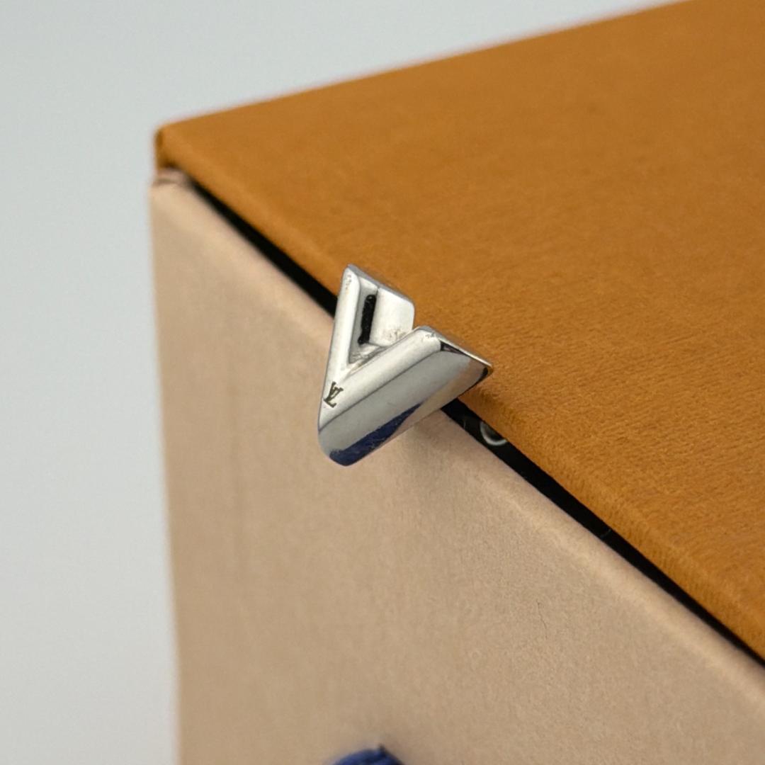 さなみつルイヴィトン エセンシャルV シルバー 片耳 ピアス スタッズ