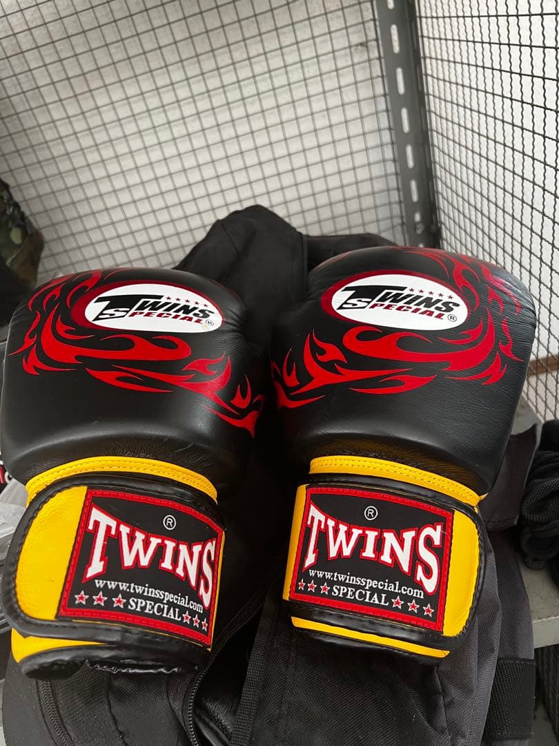 TWINS ボクシンググローブ 16oz 黒/赤