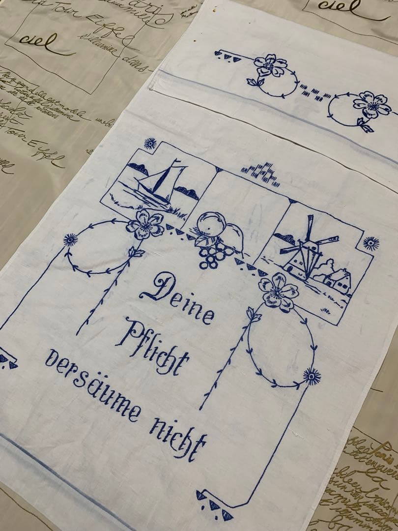 フランスアンティーク　レアなブルーの糸で風景と文字が刺繍されたカーテン！可愛い！