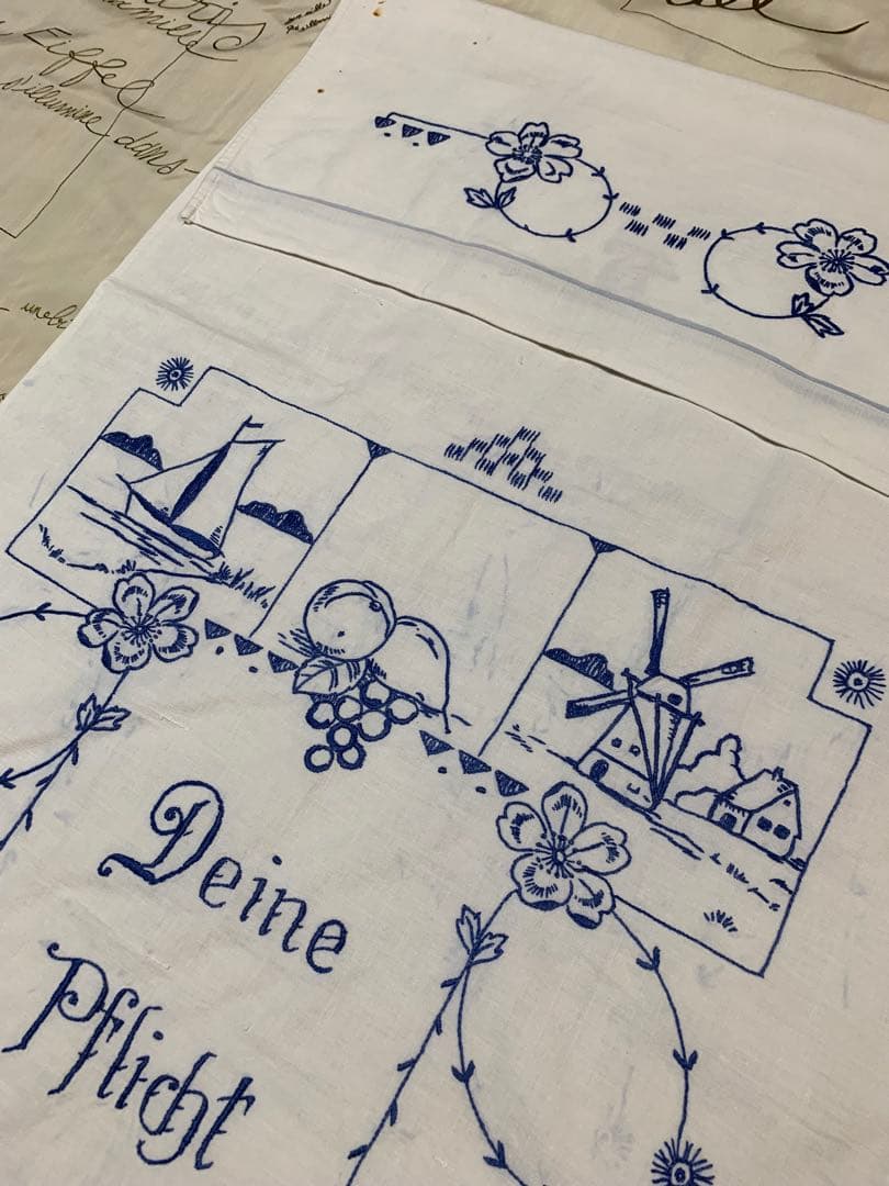 フランスアンティーク　レアなブルーの糸で風景と文字が刺繍されたカーテン！可愛い！