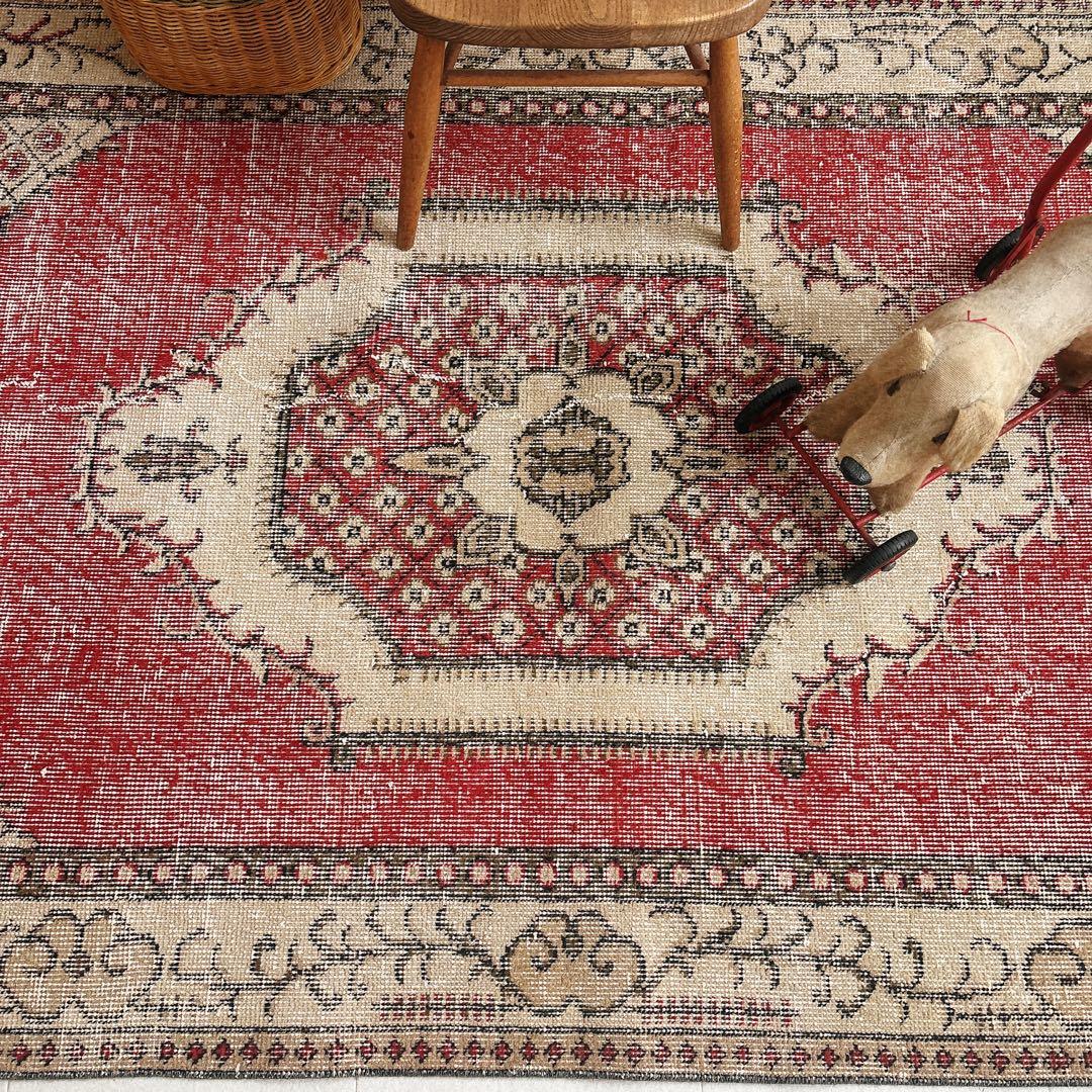 トルコ　ヴィンテージ ラグ　可愛い赤ラグ