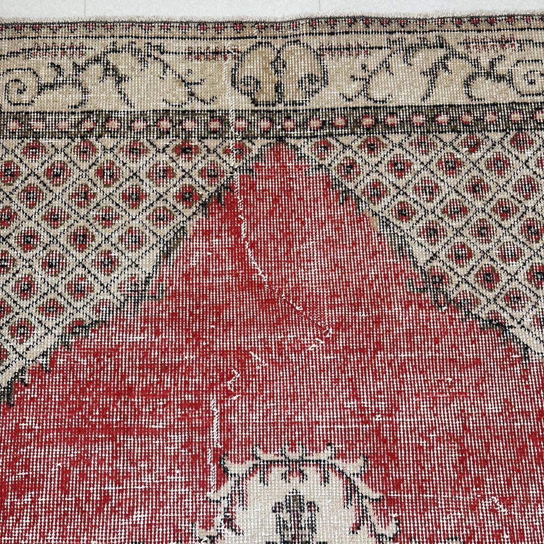 トルコ　ヴィンテージ ラグ　可愛い赤ラグ