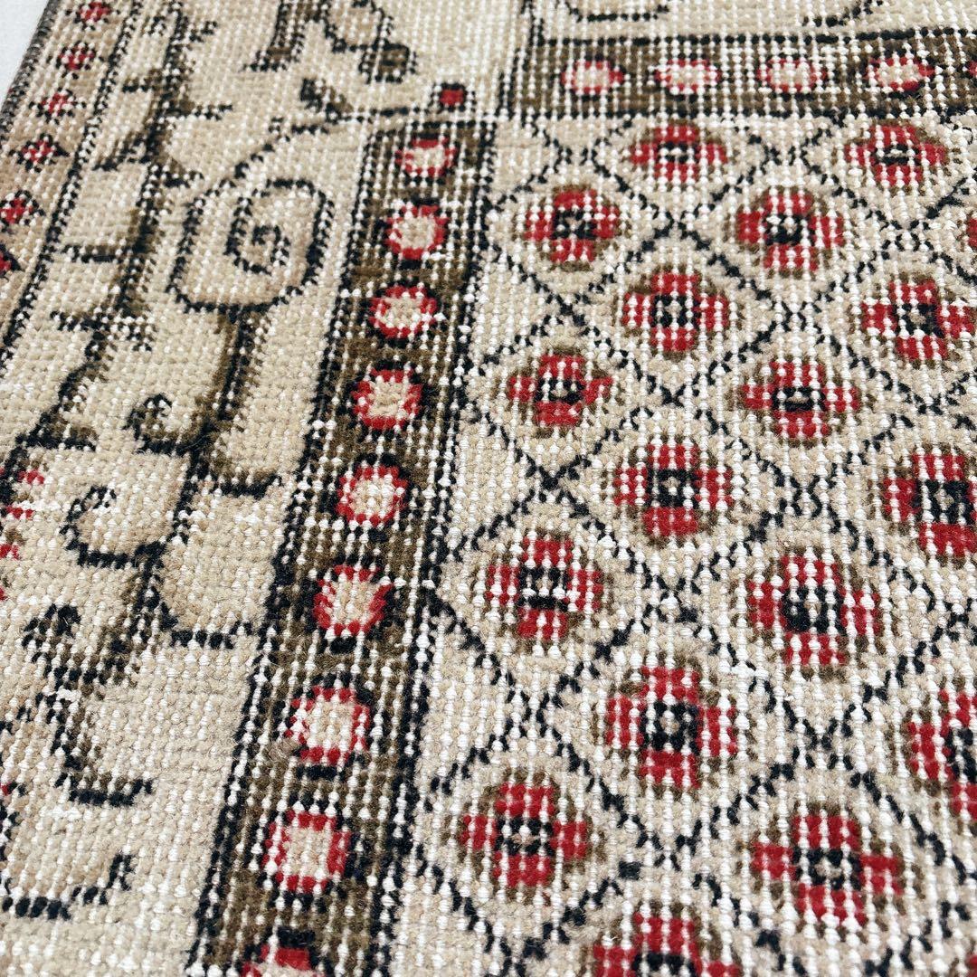 トルコ　ヴィンテージ ラグ　可愛い赤ラグ