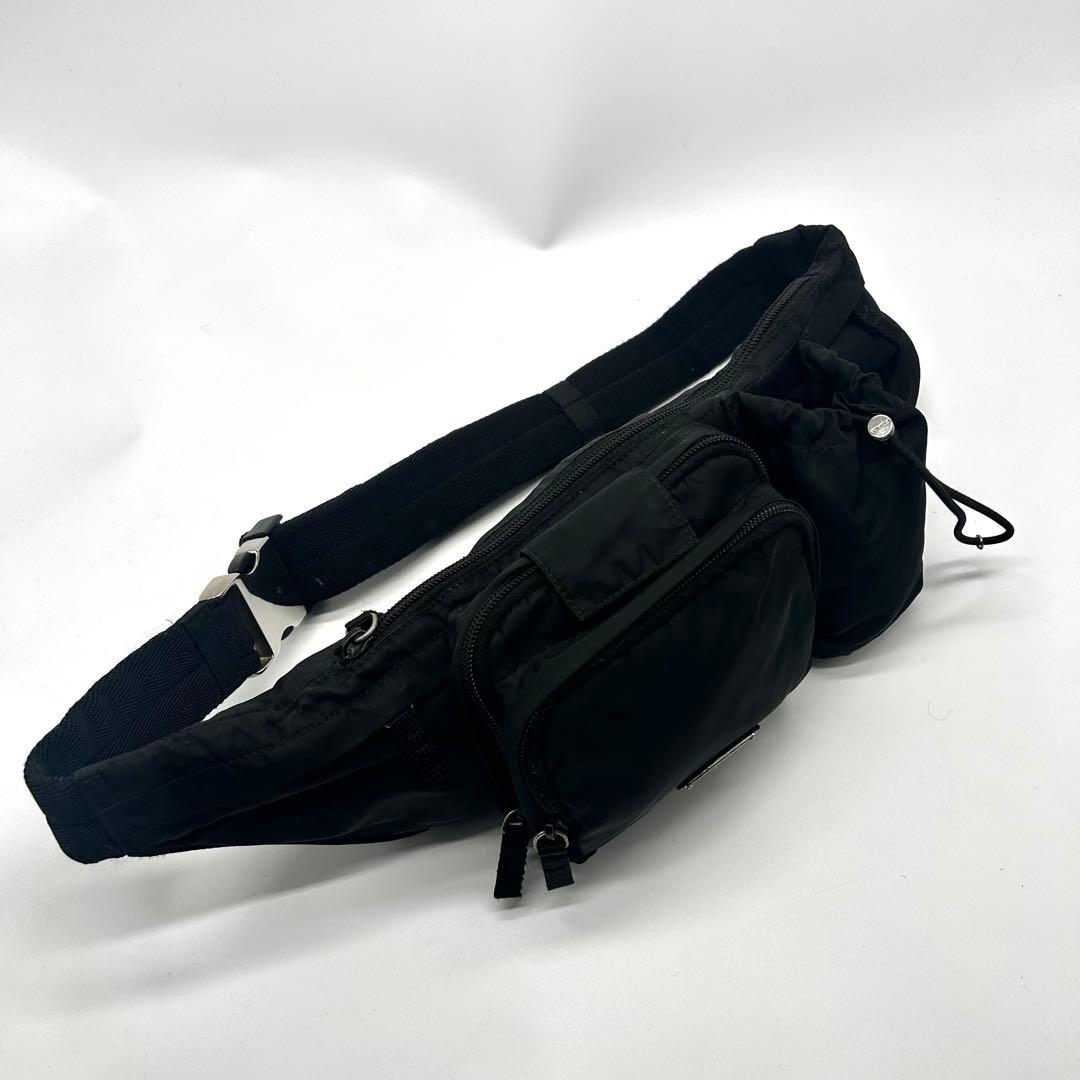 美品✨プラダ　ナイロン　ウエストポーチ　三角プレート　ブラック　シルバー金具