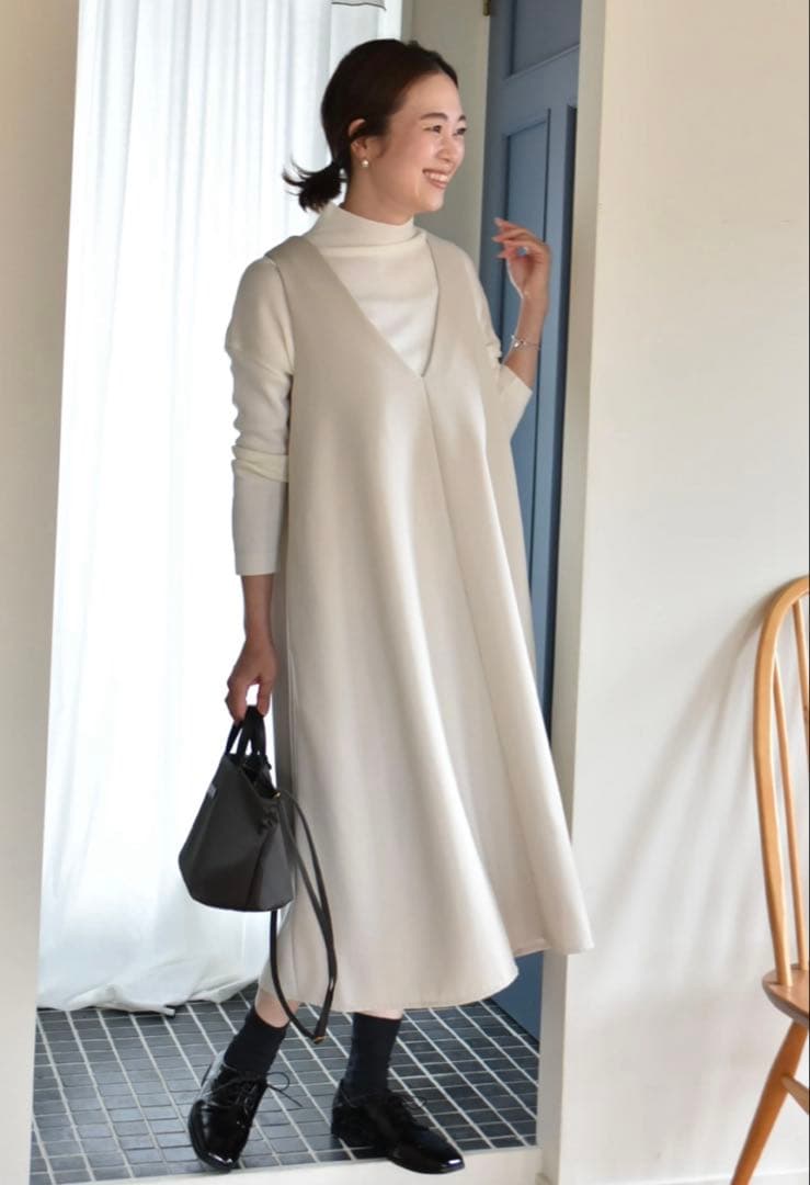 OUR 綺麗なシルエットのワンピース